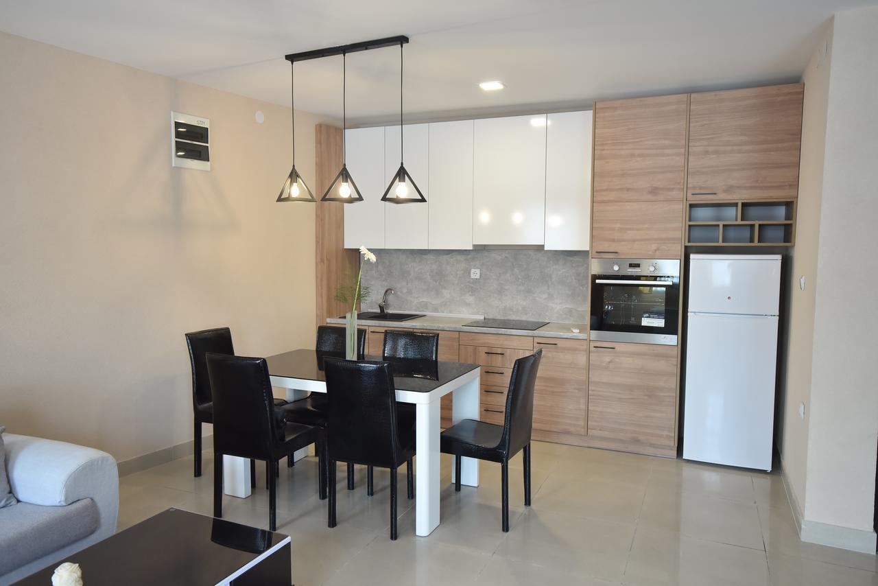 City Center Apartments Pirot Buitenkant foto