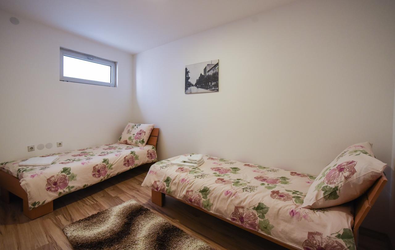 City Center Apartments Pirot Buitenkant foto