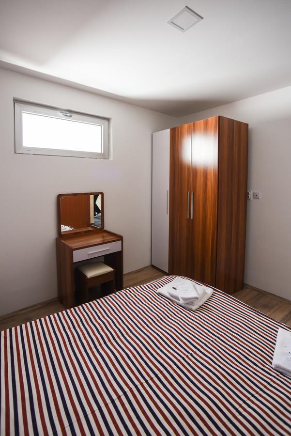 City Center Apartments Pirot Buitenkant foto