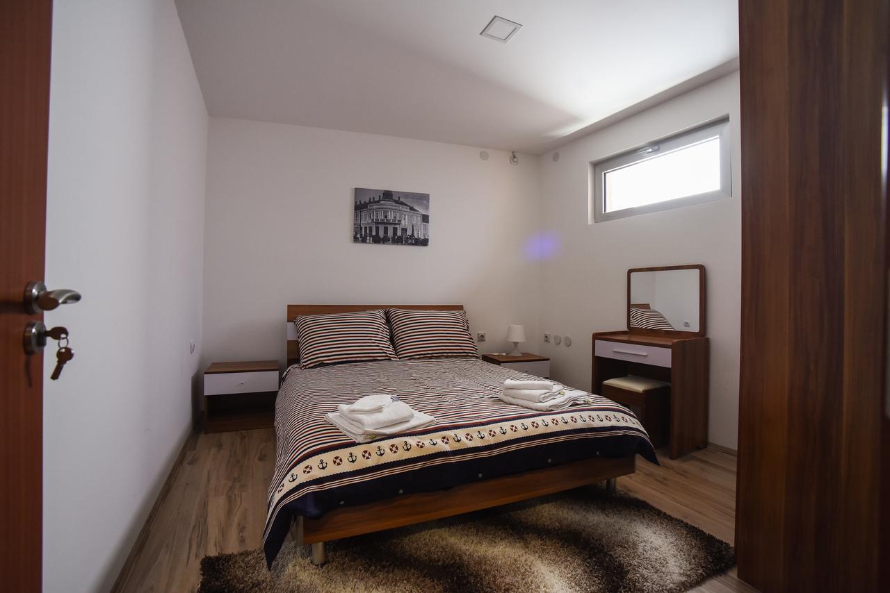 City Center Apartments Pirot Buitenkant foto