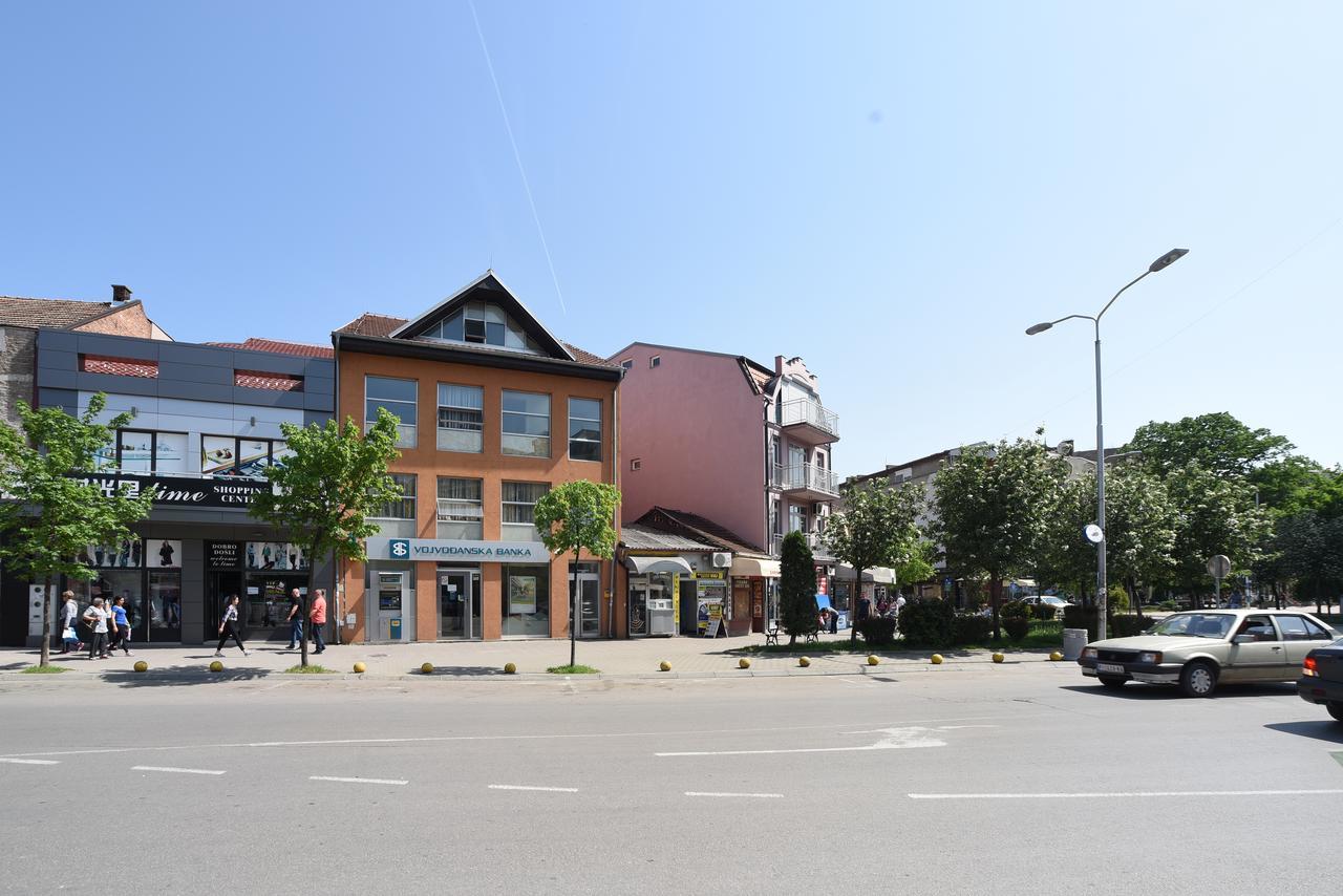 City Center Apartments Pirot Buitenkant foto