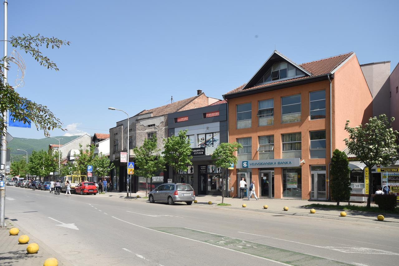 City Center Apartments Pirot Buitenkant foto