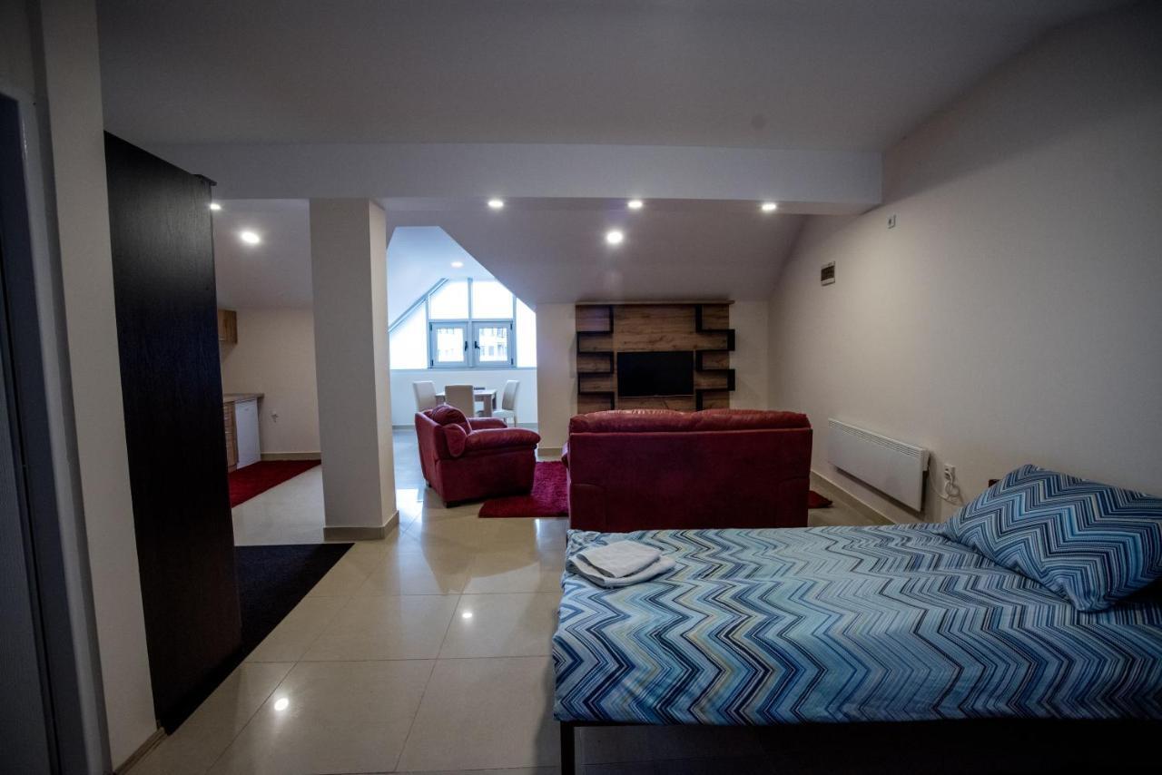 City Center Apartments Pirot Buitenkant foto