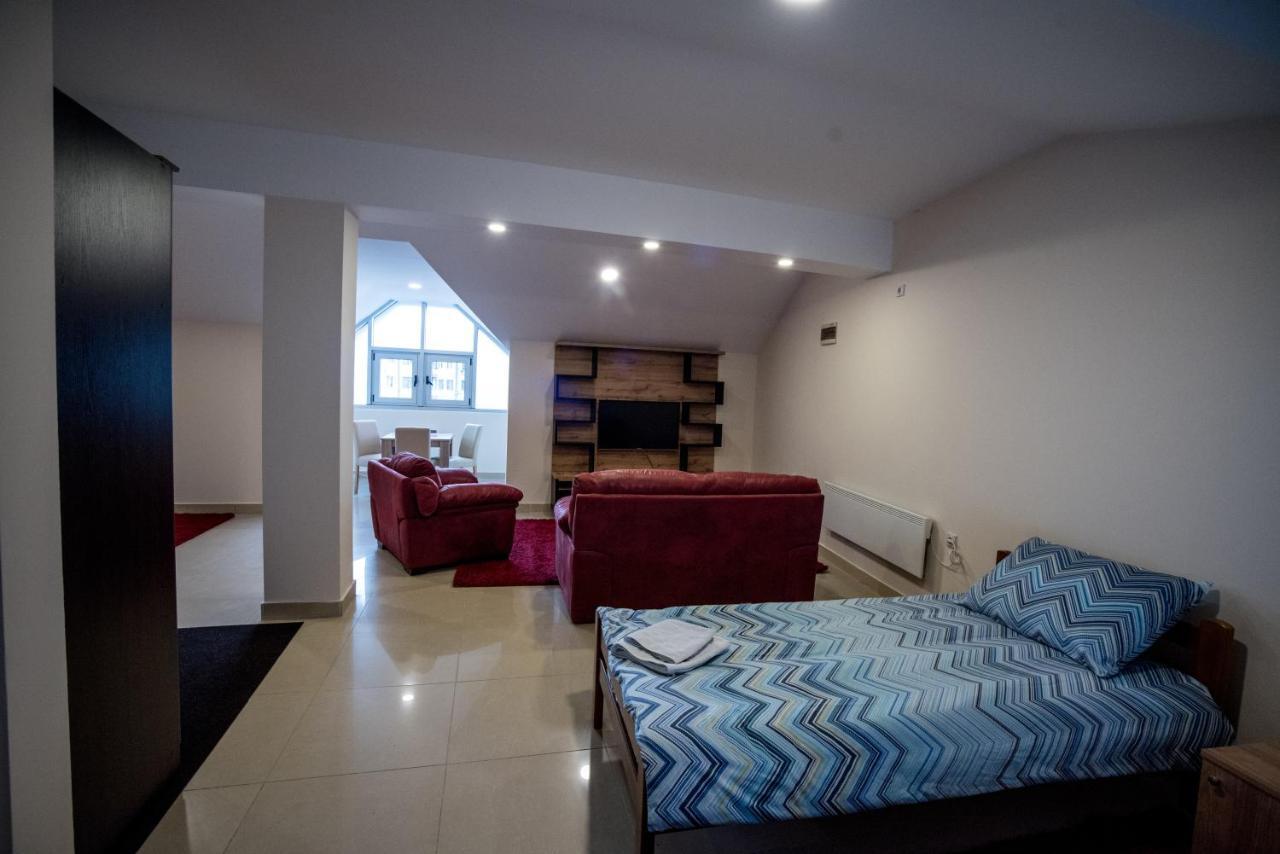 City Center Apartments Pirot Buitenkant foto