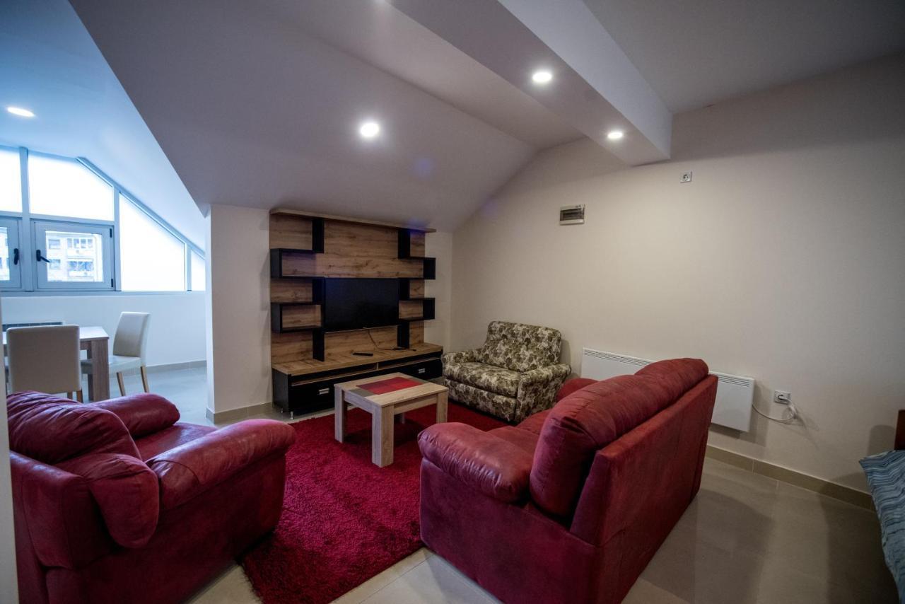 City Center Apartments Pirot Buitenkant foto